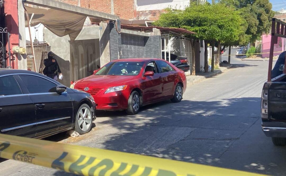 La balacera ocurrió contra un vehículo Toyota Camry que se encontraba estacionado en la calle Arroyo en Sinaloa (30/04/2025). Foto: Oficial