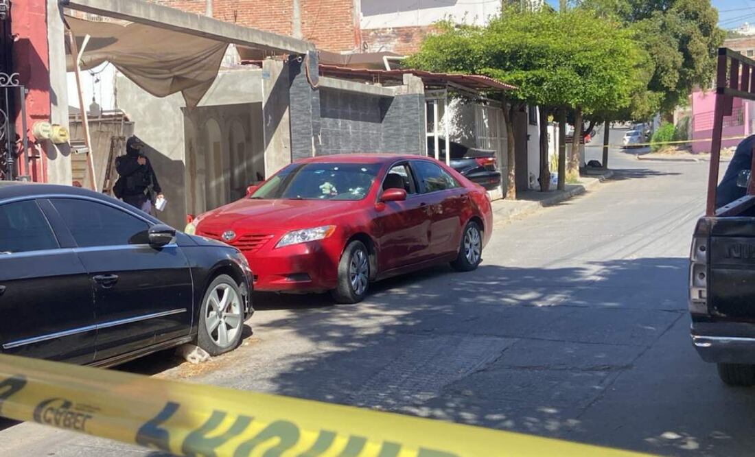 La balacera ocurrió contra un vehículo Toyota Camry que se encontraba estacionado en la calle Arroyo en Sinaloa (30/04/2025). Foto: Oficial