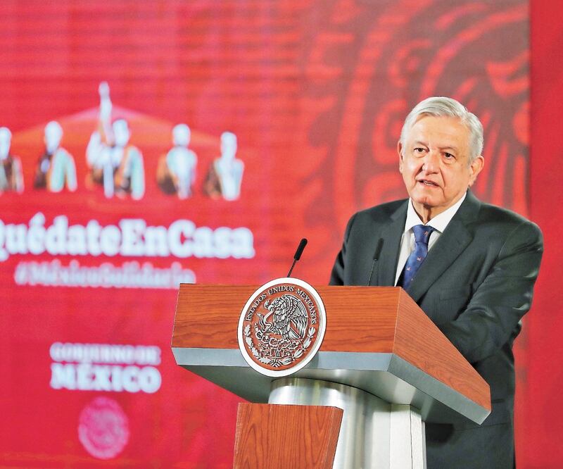 En su conferencia de prensa en Palacio Nacional, el presidente Andrés Manuel López Obrador aseguró que los especialistas económicos están acostumbrado s a que se rescate “a los de arriba, que no se les cobren impuestos, que aumente el precio de las gasoli