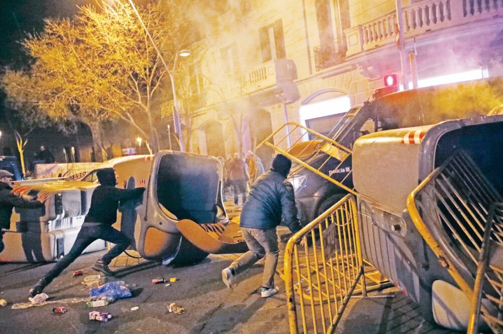 Las marchas contra la detención de Puigdemont se tornaron violentas. Los manifestantes usaron contenedores de basura como barricadas contra la policía (EMILIO MORENATTI. AP)
