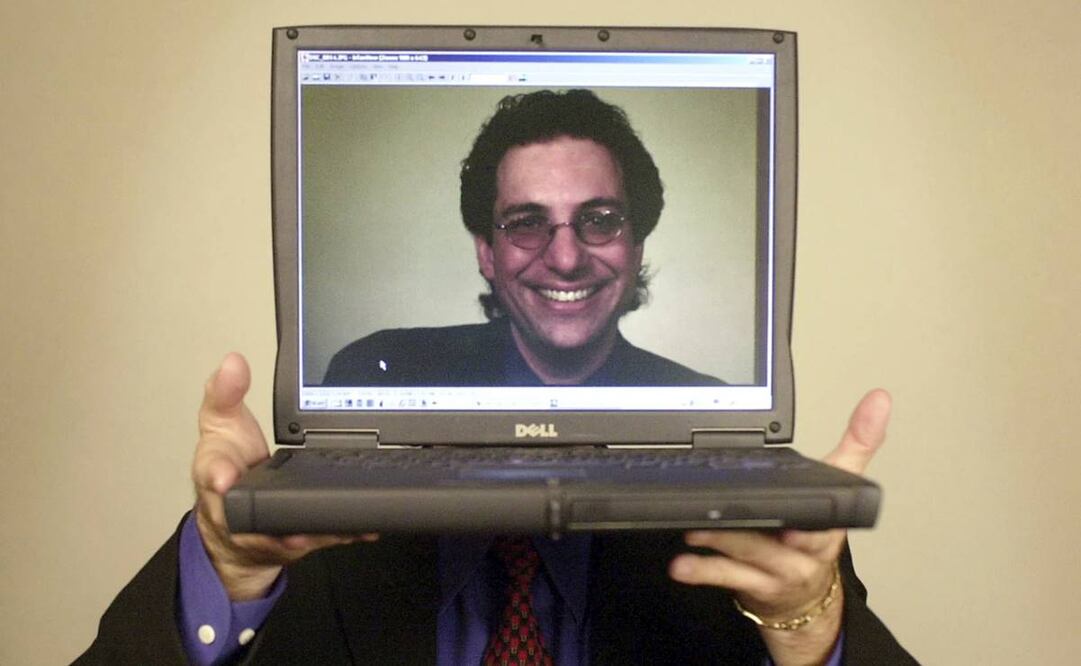 Retrato de Kevin Mitnick en una laptop en 2002. Foto: Archivo/AP