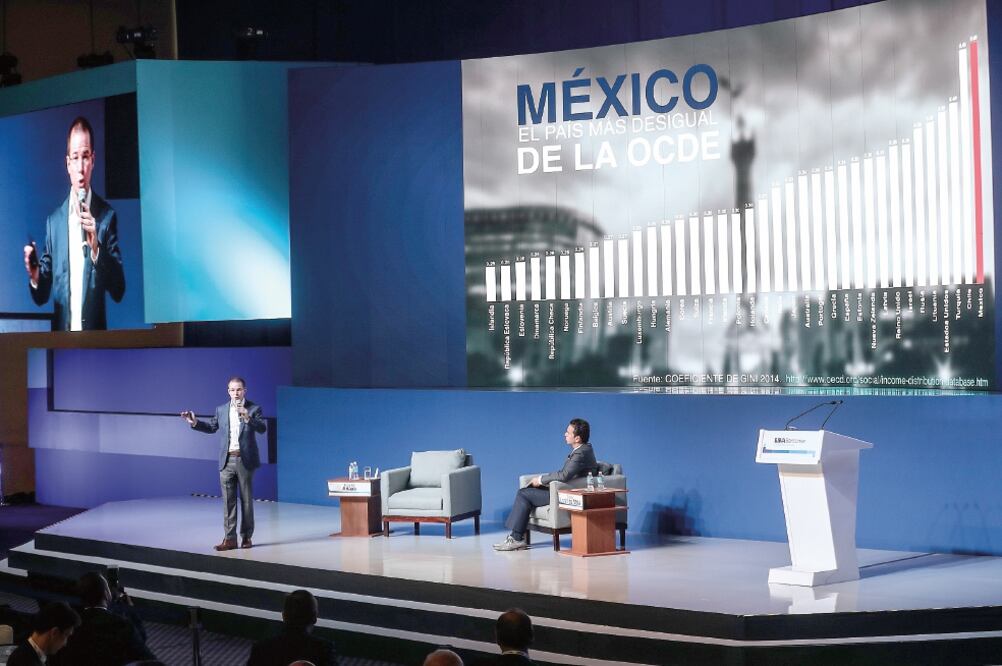 El candidato presidencial de la coalición Por México al Frente, Ricardo Anaya Cortés, durante su participación en la Reunión de Consejeros Regionales de BBVA Bancomer, ante quienes expuso sus propuestas de gobierno (GERMÁN ESPINOSA. EL UNIVERSAL)
