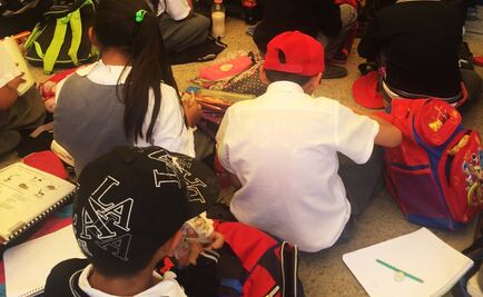 Niños toman clases en el suelo; exigen aulas en Hidalgo