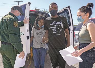 Vacían campamento migrante en Texas
