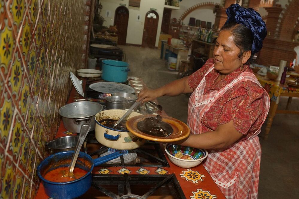 Zapotec cook Abigail Mendoza – Photo: Edwin Hernández/EL UNIVERSAL