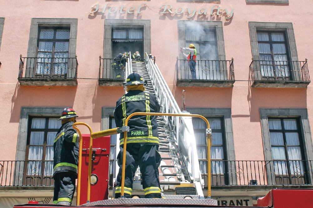 En las actividades en Puebla participaron equipos de emergencia, incluidos bomberos. (OMAR CONTRERAS. EL UNIVERSAL)
