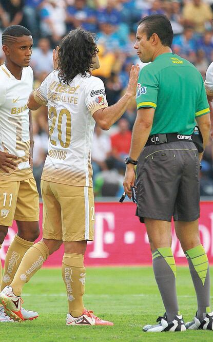 El atacante uruguayo reclamó las decisiones del silbante (MARCOS DOMÍNGUEZ. JAM MEDIA)