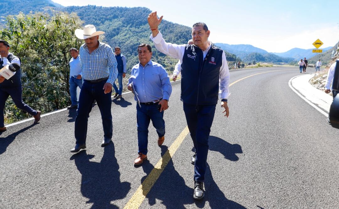 Alejandro Armenta Mier recorre construcción de la Carretera Interserrana. Foto: Especial
