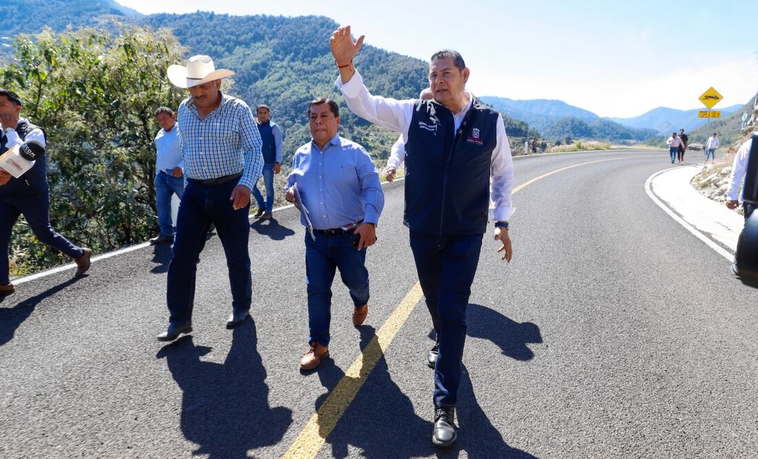 Alejandro Armenta Mier recorre construcción de la Carretera Interserrana. Foto: Especial