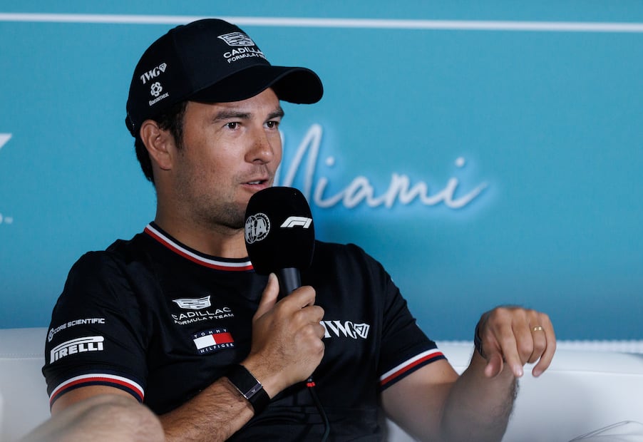 Sergio "Checo" Pérez con Cadillac, durante una conferencia de prensa del Gran Premio de Miami - Foto: EFE