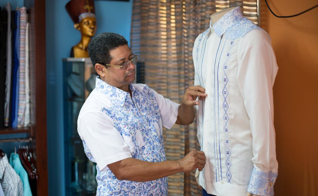 El diseñador Francisco Rodríguez, presidente de la Asociación de Artesanos de Chacabanas de la República Dominicana. Foto EFE