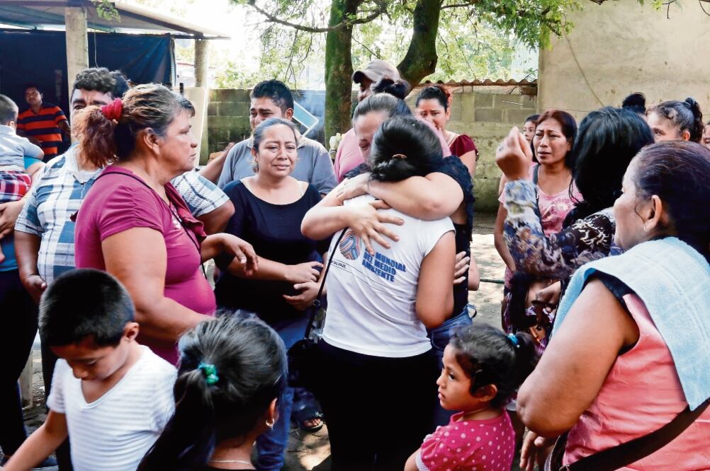 Familiares y vecinos al enterarse de la muerte del niño Emilio en el poblado C-31, en Huimanguillo (ARCHIVO EL UNIVERSAL)