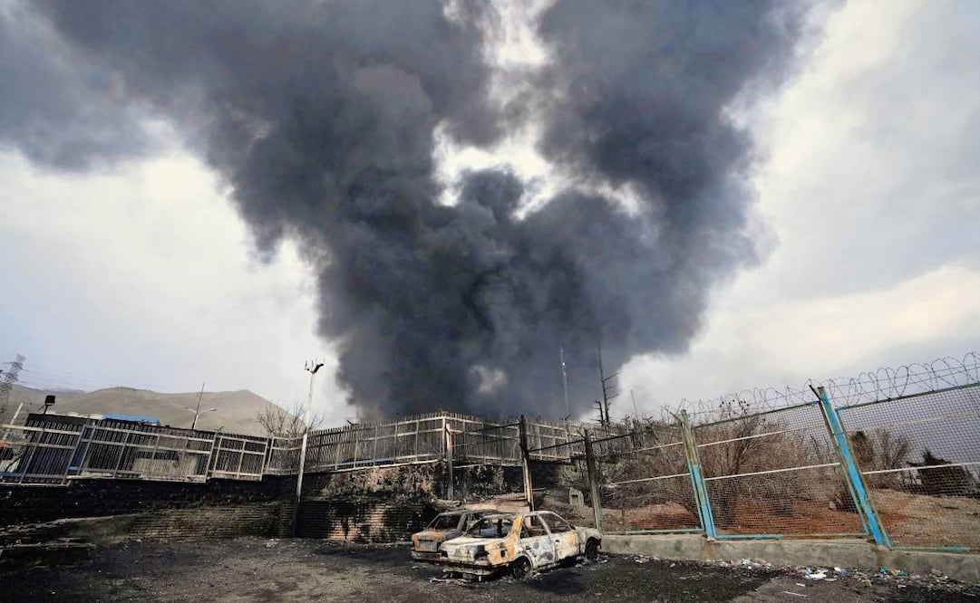 Una densa columna de humo se eleva desde una instalación de almacenamiento de petróleo afectada en Teherán, el 8 de marzo pasado. Foto: Vahid Salemi / AP