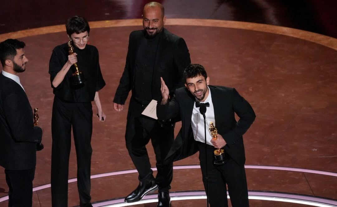 Basel Adra (de izquierda a derecha), Rachel Szor, Hamdan Ballal y Yuval Abraham reciben el premio a mejor película documental por "No Other Land" durante los Oscar el domingo 2 de marzo de 2025 en el Teatro Dolby de Los Ángeles. Foto: AP
