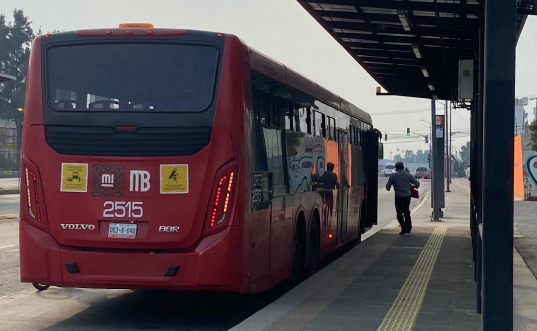 Usuarios del Metrobús se muestran conformes con construcción de estación de la Línea 4. Foto: Juan Carlos Williams / EL UNIVERSAL