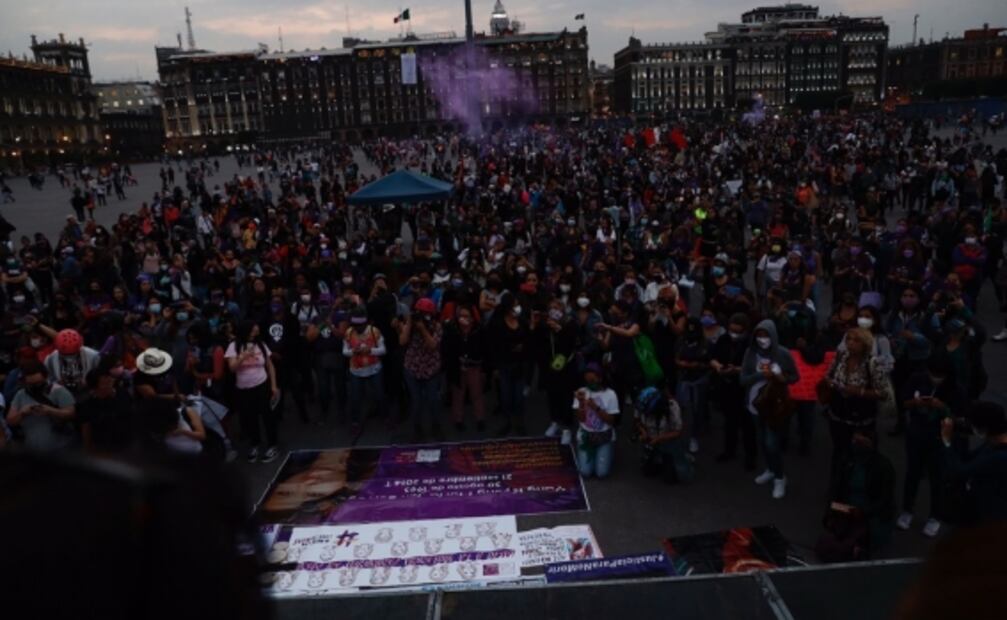 El violeta le gana al bloque negro; dominan consignas y reclamos en marcha por el 25N 