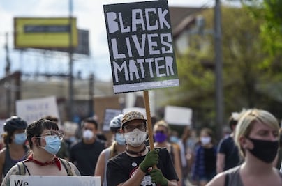 Protestan por muerte de afroamericano durante detención en Minneapolis 