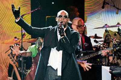 R. Kelly rapea para defenderse de acusaciones de abuso sexual