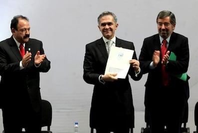 Entrega Mancera iniciativa para regular uso médico de marihuana
