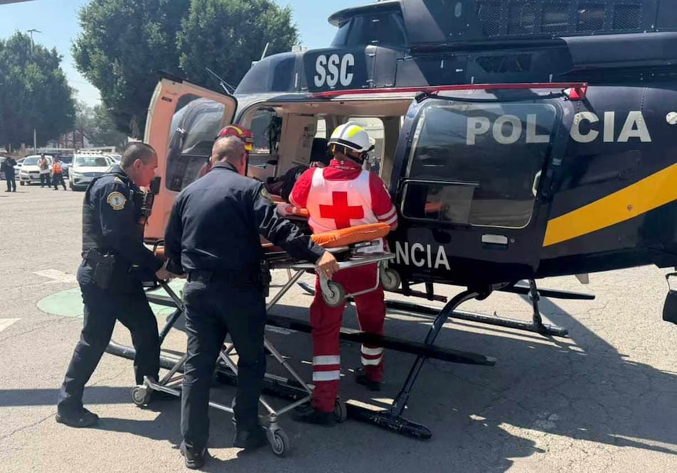 Trabajador en una obra en Tláhuac atendido tras accidentarse con una barreta en el rostro. Foto: Especial