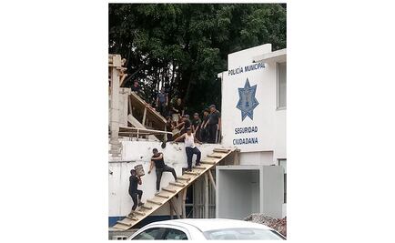 Policías de Naucalpan hacen trabajos de albañilería “porque tienen que entrarle a todo”