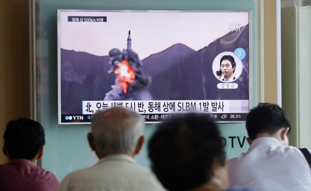 Un noticiero transmitió una grabación de archivo de un misil balístico de Corea del Norte que, aseguran, lanzó desde un submarino, en una estación de tren en Seúl, Corea del Sur. (Foto: Archivo - AP)