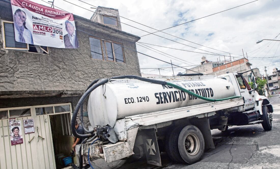 En las últimas cuatro semanas se han repartido mil 800 pipas diarias en promedio en Iztapalapa; es decir, más de 18 millones de litros cada 24 horas (TERCERO DÍAZ. CUARTOSCURO)