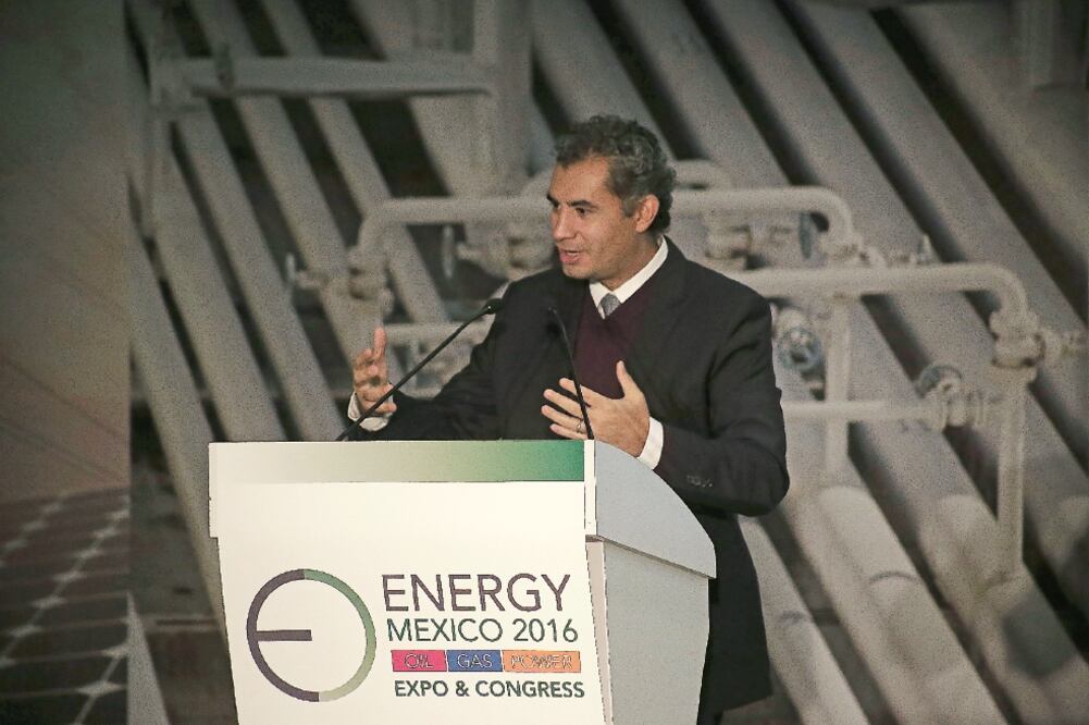 El director general de la Comisión Federal de Electricidad, Enrique Ochoa Reza, durante su presentación en el foro (ALEJANDRA LEYVA. EL UNIVERSAL)