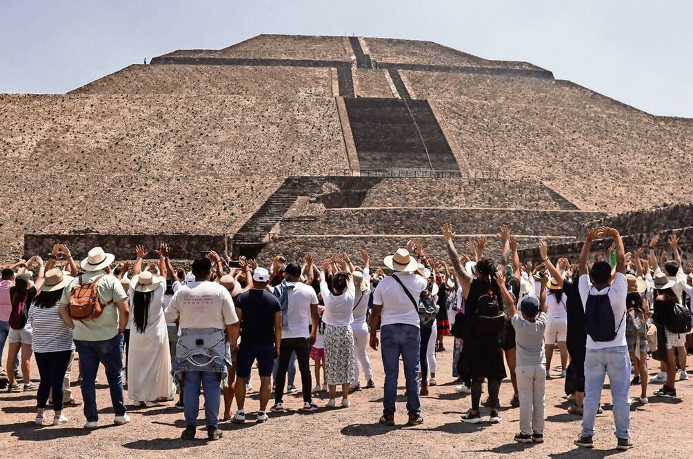 CIentas de personas acuden a las Pirámides de Teotihuacán, cada años, con motivo del equinoccio de primavera.
Foto: EL UNIVERSAL / Hugo Salvador