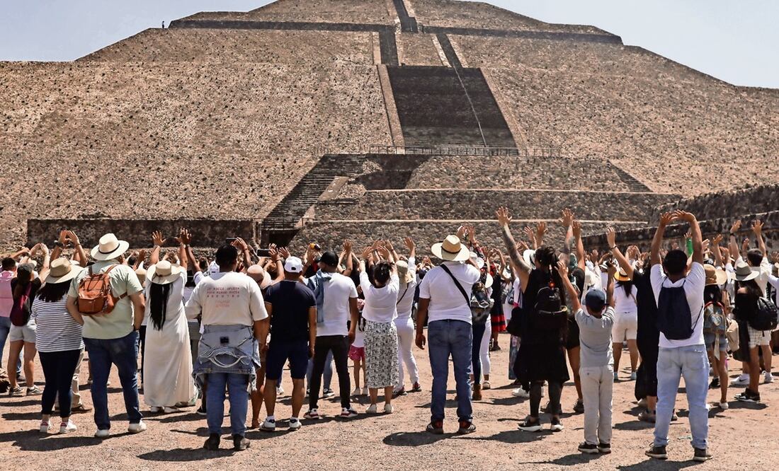 CIentas de personas acuden a las Pirámides de Teotihuacán, cada años, con motivo del equinoccio de primavera.
Foto: EL UNIVERSAL / Hugo Salvador