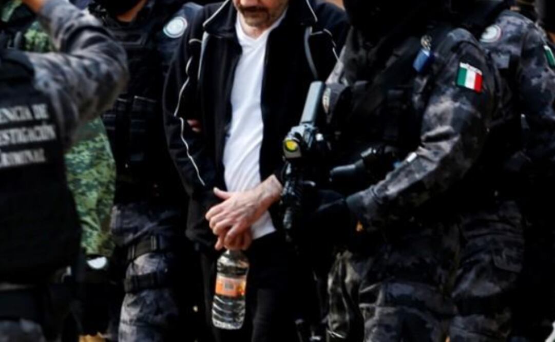 Accused drug kingpin Damaso Lopez (C), nicknamed “The Graduate”, is escorted by police officers in Mexico City, Mexico May 2, 2017 Photo: Carlos Jasso/REUTERS