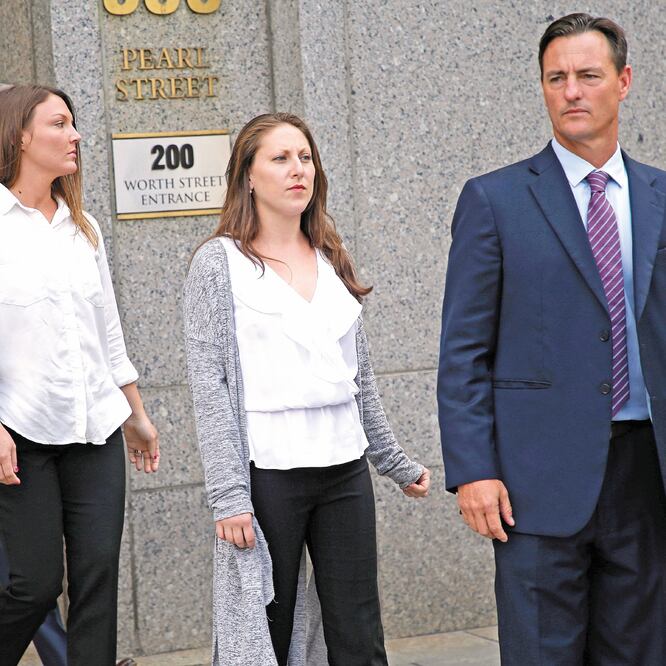 El abogado Brad Edwards, con sus clientas Michelle Licata y Courtney Wild, presuntas víctimas del magnate Jeffrey Epstein, en Nueva York. SETH WENIG. AP