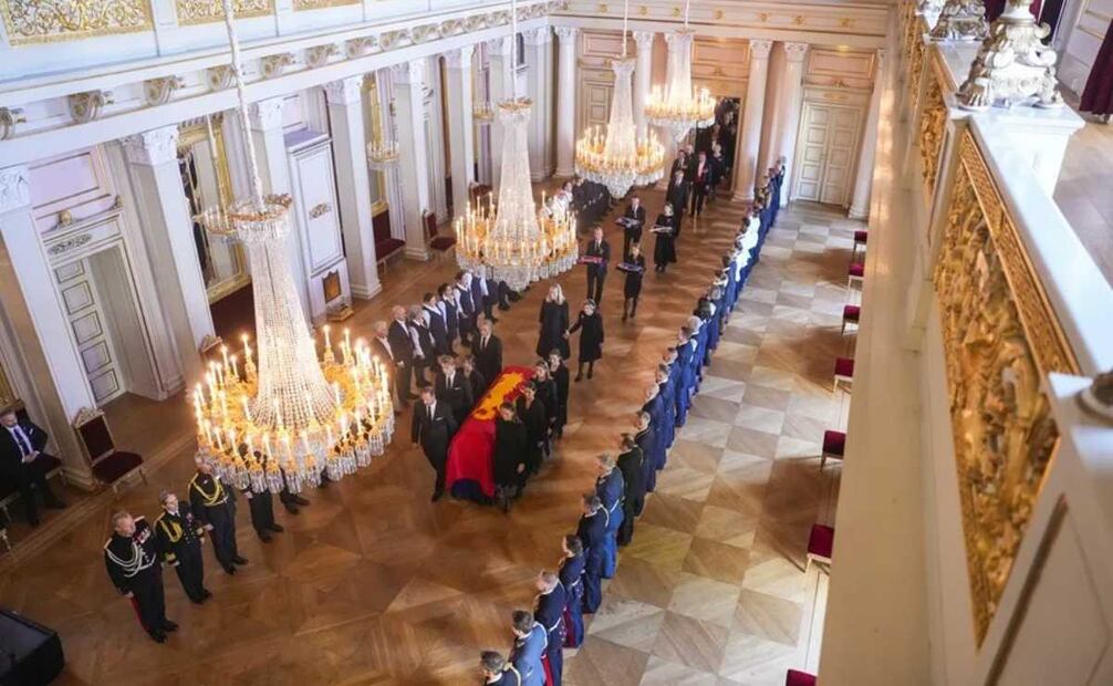 El féretro del rey Harald V es trasladado desde el Salón Rojo hasta la capilla del palacio. Foto: EFE