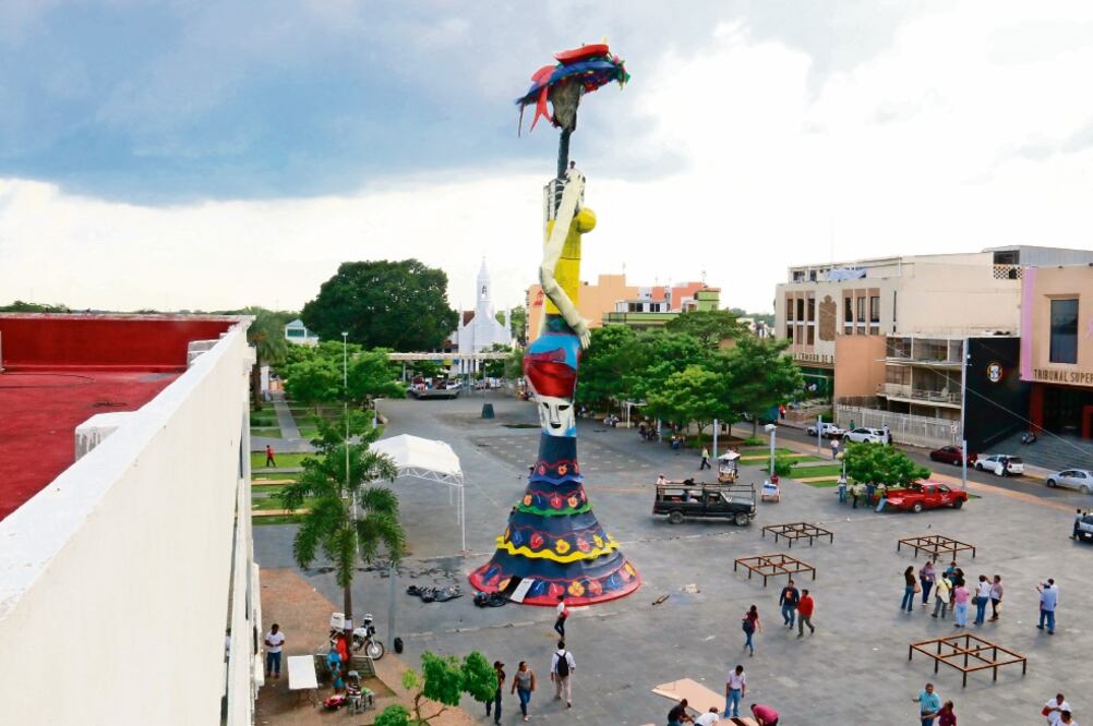 Para la creación de la Catrina de 21 metros, instalada en la Plaza de Armas, se utilizaron 560 litros de pintura vinílica, 460 litros de pegamento, papel kra ft, maya de acero, y participaron 30 artesanos (LIUMA LÓPEZ. EL UNIVERSAL)