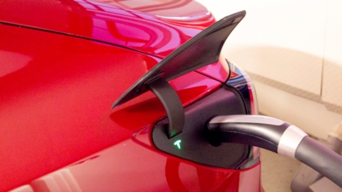 Por qué Tesla es la marca de autos que definió esta década