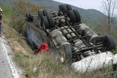Vuelca revolvedora en Iztapalapa; no hay heridos