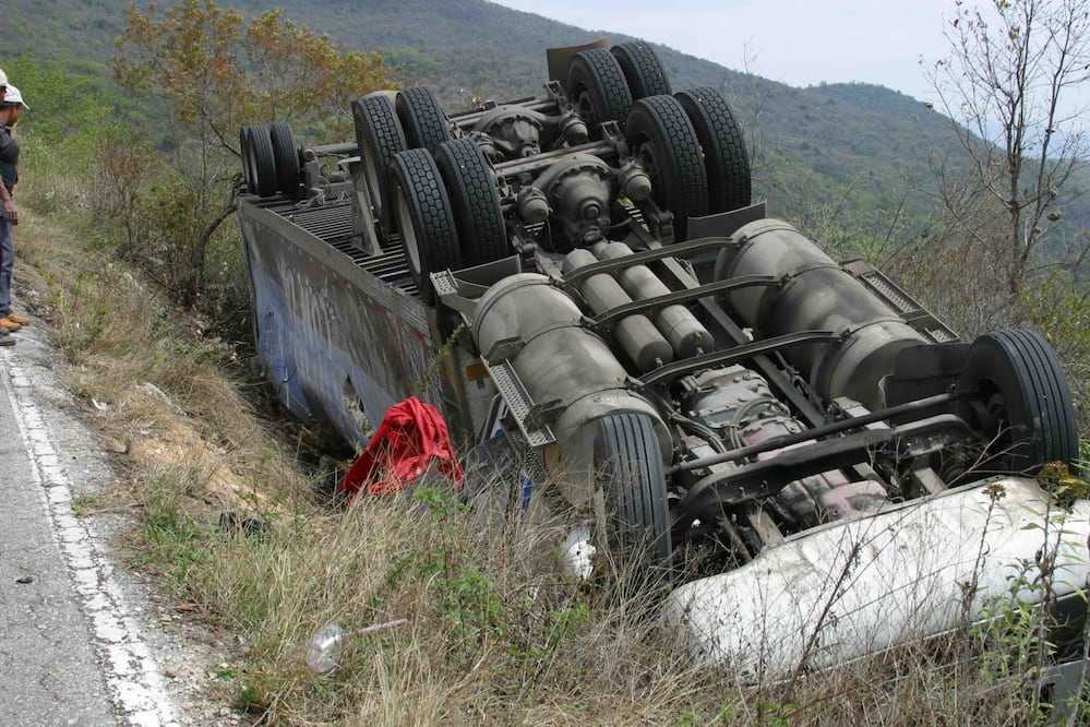 El conductor no resultó lesionado, pero fue revisado en el lugar por paramédicos. (Foto: Fernando Ramírez / EL UNIVERSAL )