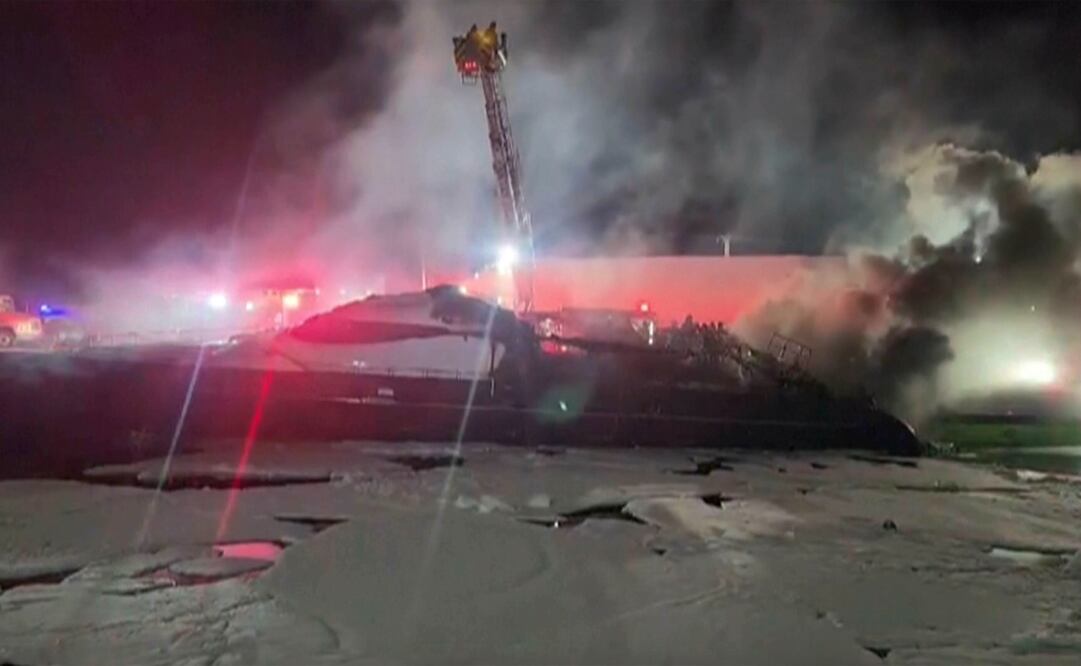 Los equipos de bomberos luchan contra un incendio en barcos de lujo en Miami la madrugada del viernes 7 de marzo de 2025. Foto: AP