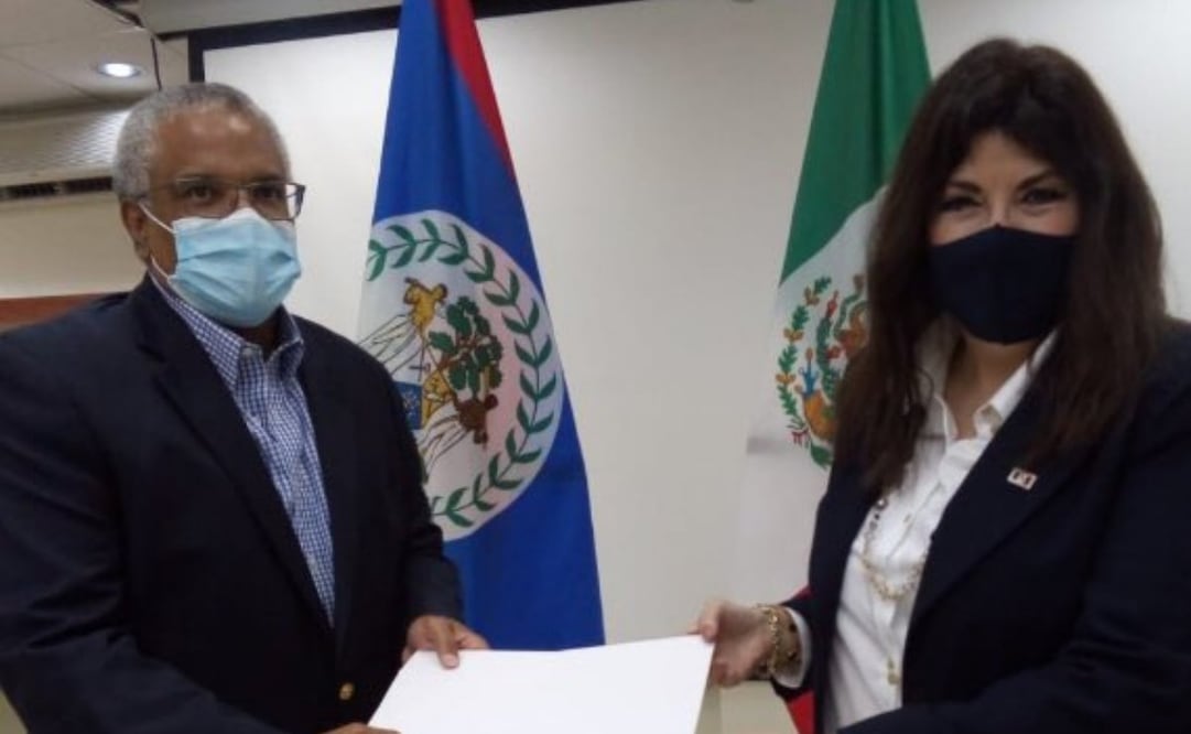 La embajadora Martha Zamarripa cuando presentó sus cartas credenciales ante el ministro de asuntos exteriores de Belice, Hon Eamon Courtenay, en noviembre de 2020. Foto: Especial