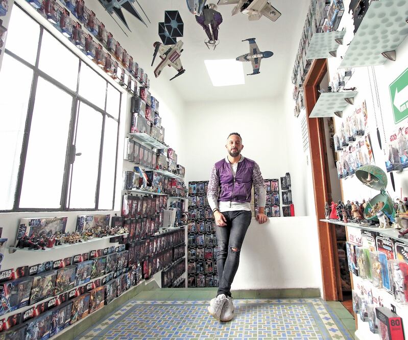 Nahim tiene un cuarto entre figuras setenteras, espadas láser, cofres alusivos y artículos en su blíster original. Fotos/ CARLOS MEJIA. EL UNIVERSAL