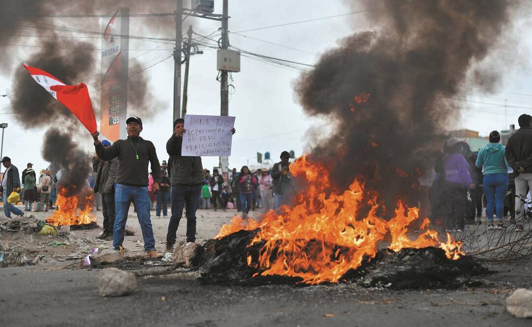 Manifestantes incendiaron llantas en Arequipa.