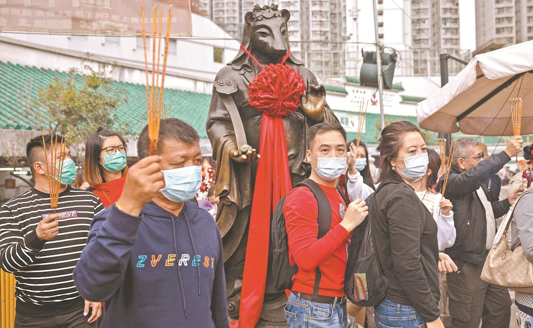 Chinos oran en el templo Wong Tai Sin durante el primer día del Nuevo Año Lunar, en Hong Kong, donde se decretó la alerta máxima. Foto: JEROME FAVRE. EFE