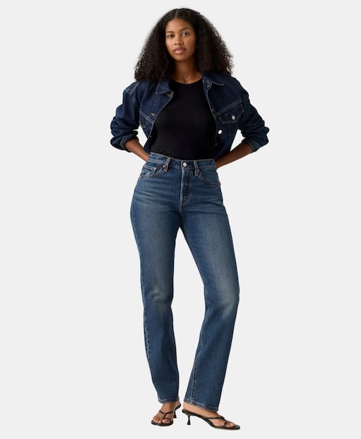 Los jeans rectos más clásicos de Levi's se adaptan mejor a la silueta femenina con esta versión: Curve. Foto: Especial