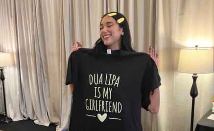Dua Lipa modela look de cholo y nos regresa a los 90