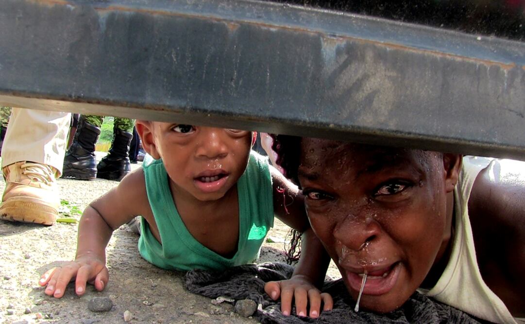 Fabiola, una mujer haitiana, pide ayuda entre lágrimas tirada en el piso (Foto: María de Jesús Peters)