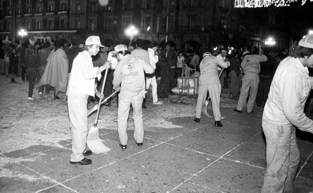 Elementos de limpieza barren la plancha del Zócalo tras el grito de 1985, pocas horas antes del Desfile Militar. Foto: Guillermo Granados/Archivo EL UNIVERSAL.