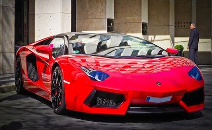 Va a juicio hombre que usó dinero del Covid para trajes lujosos y un Lamborghini 