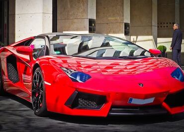 Va a juicio hombre que usó dinero del Covid para trajes lujosos y un Lamborghini