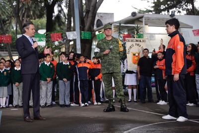 Preguntan niños a Aurelio Nuño por "Frida Sofía"