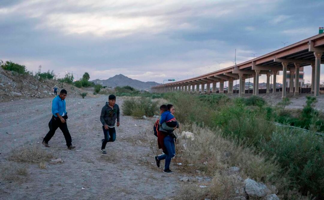 Migrantes en la frontera de México y Estados Unidos (Foto: AFP)
